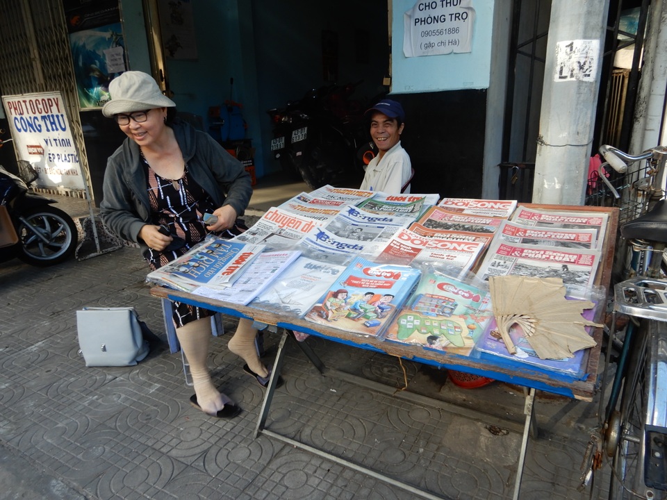 Nghề bán báo giấy hắt hiu giữa kỷ nguyên của điện thoại thông minh - 1 Nghề bán báo giấy hắt hiu giữa kỷ nguyên của điện thoại thông minh - 1