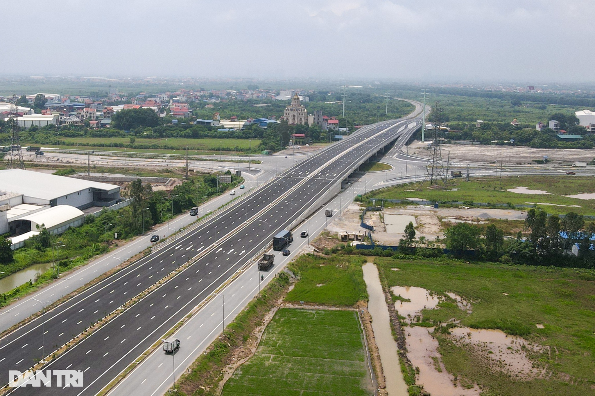 View - Tuyến đường liên tỉnh Hà Nội - Hưng Yên gần 3.000 tỷ đồng dần thành hình | Báo Dân trí