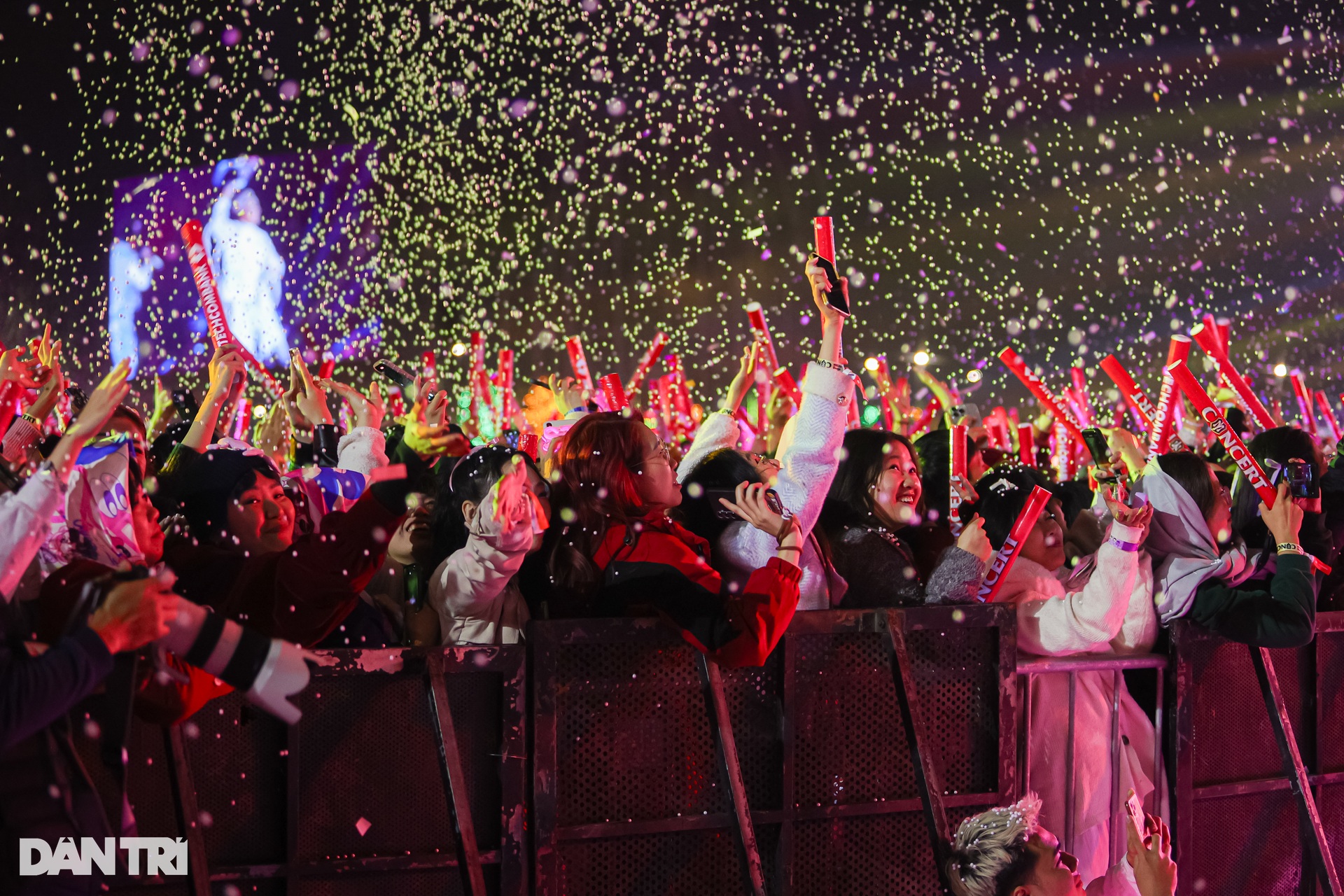 Concert Chông gai: Tự Long nhào lộn, các anh tài khóc trước 30.000 người - 15