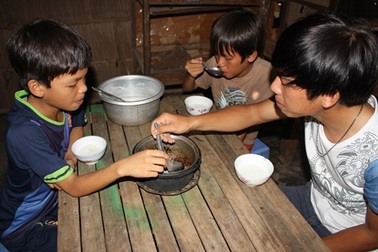 3 anh em côi cút, đói rách trong căn nhà sắp sập