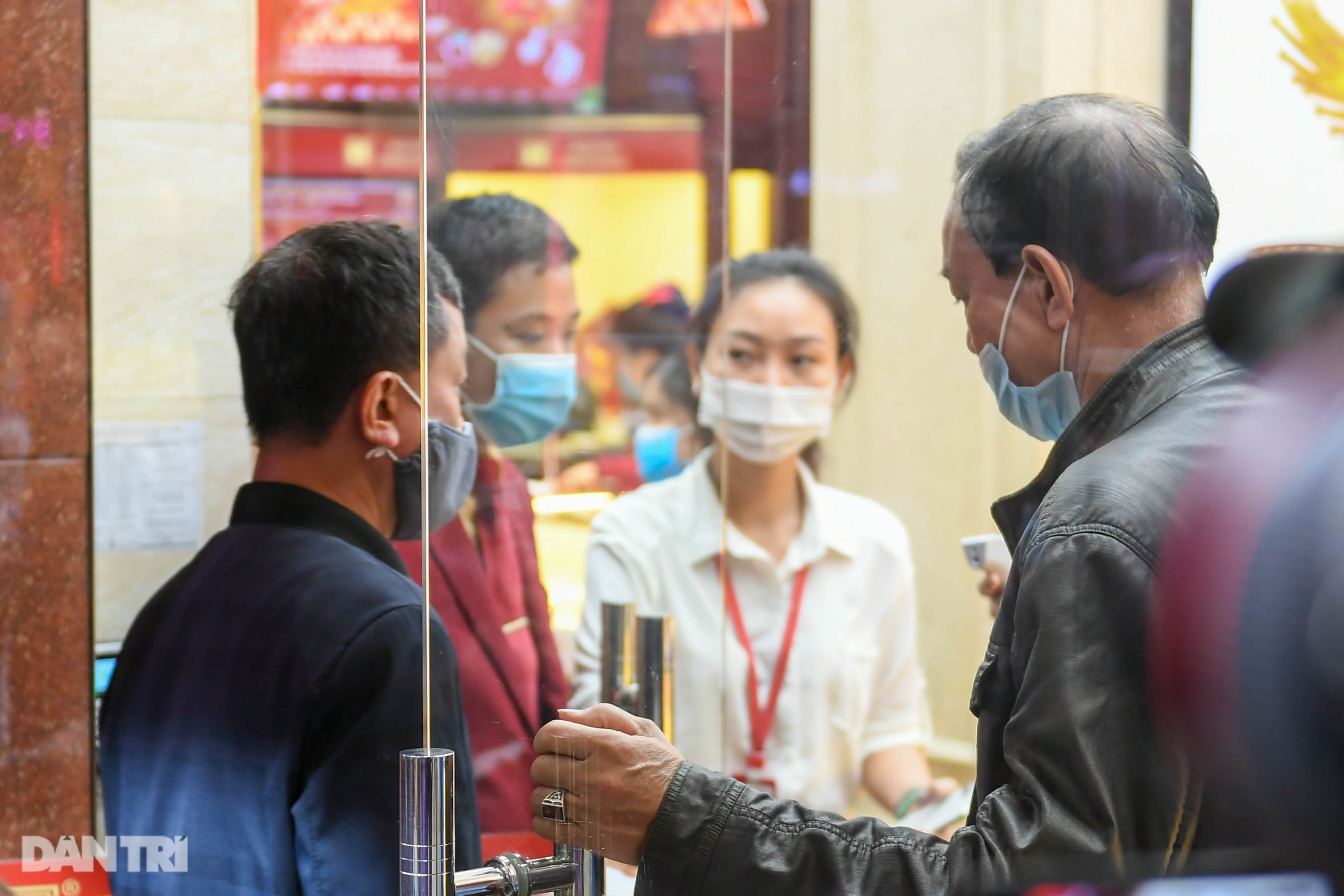 Người dân Hà Nội xếp hàng từ 3h sáng mua vàng ngày vía Thần Tài - 12