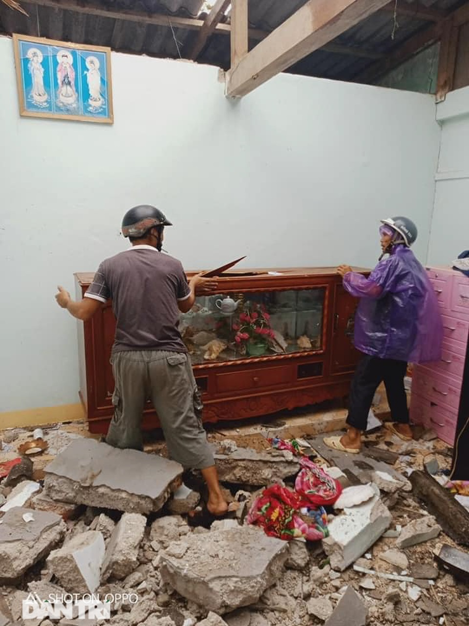 Đảo Lý Sơn tan hoang nhà cửa, tàu thuyền sau khi bão số 9 quét qua - 4 Đảo Lý Sơn tan hoang nhà cửa, tàu thuyền sau khi bão số 9 quét qua - 4