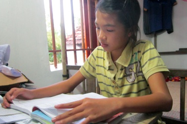 Cô học trò nghèo nuôi ước mơ từ những trang giấy nát