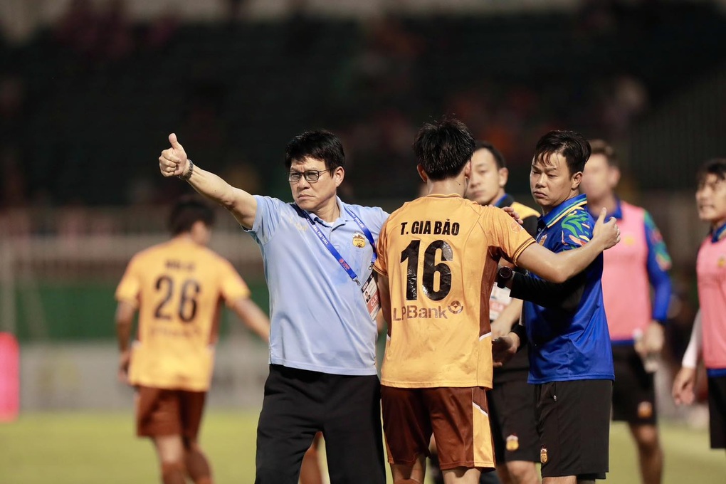 Giữ lời hứa với trung vệ cao 1m95, ông Vũ Tiến Thành có màn ăn mừng lạ - 4