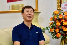 HLV Kim Sang Sik: "Tôi có ý đồ riêng khi vái lạy trọng tài"