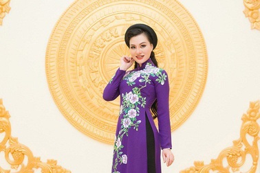 Nữ Hoàng Trần Huyền Nhung lộng lẫy nhận cúp vàng trong lễ vinh danh doanh nhân nhân ái.