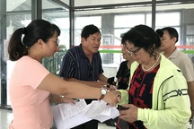Hàng ngàn người dân Thủ đô tấp nập làm thẻ xe buýt miễn phí