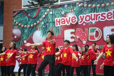 Nhiều ý kiến quanh đề Văn hỏi “học trò nghĩ gì về nhà vô địch AFF Cup?”