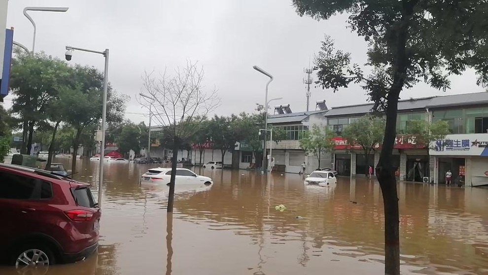 Thành phố có lượng mưa rút xuống một ngày bằng cả năm, nhà cửa bị cuốn trôi - 2 Thành phố có lượng mưa rút xuống một ngày bằng cả năm, nhà cửa bị cuốn trôi - 2