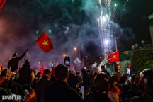 Người dân Thủ đô "mở hội" trên phố, mừng chức vô địch của tuyển Việt Nam