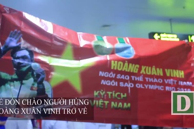 Khoảnh khắc xúc động đón người hùng Hoàng Xuân Vinh trở về