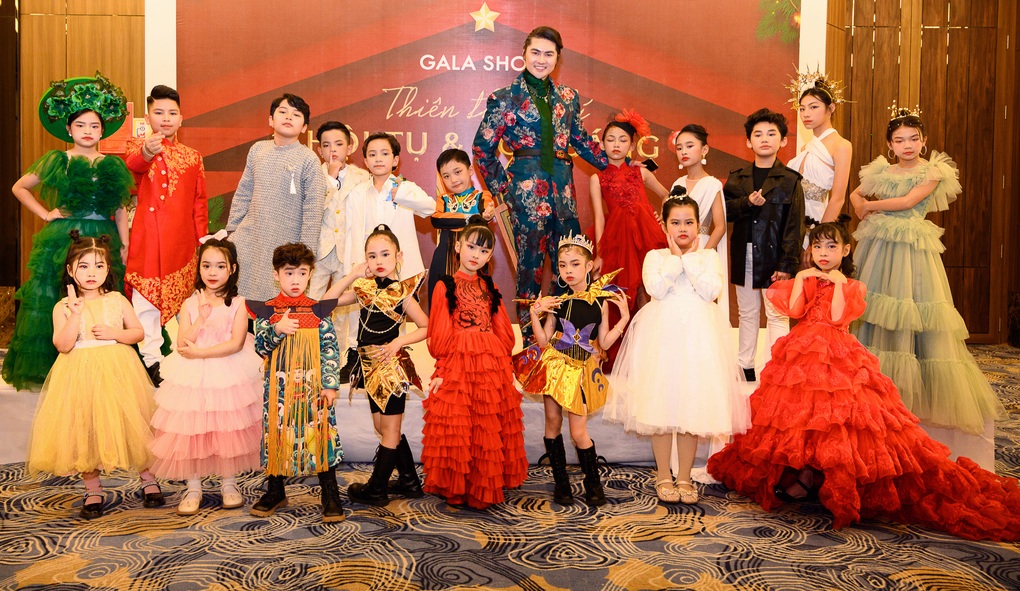 Siêu mẫu Đình Quyền và học trò xếp hình quốc kỳ xác nhận kỷ lục Việt Nam - 1 Siêu mẫu Đình Quyền và học trò xếp hình quốc kỳ xác nhận kỷ lục Việt Nam - 1
