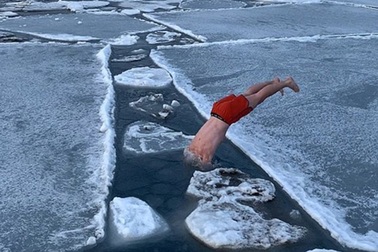 Chàng trai đùa giỡn với băng Bắc Cực gây “sốt” trên Instagram