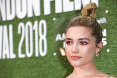 Cận cảnh làn da láng mịn của Florence Pugh
