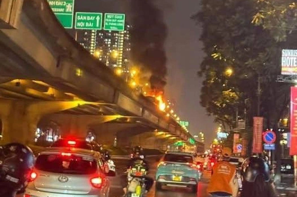 Ô tô đầu kéo bốc cháy ngùn ngụt trên đường Vành đai 3 - 2 Ô tô đầu kéo bốc cháy ngùn ngụt trên đường Vành đai 3 - 2