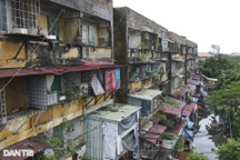 Cận cảnh tòa chung cư cũ nát nghiêng sau bão ở Hải Phòng