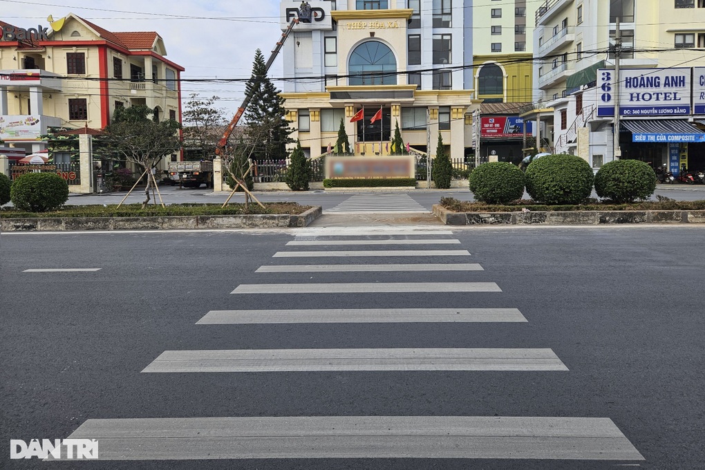 Hải Dương khắc phục tình trạng vạch sang đường bị sơn nhầm chỗ - 2 Hải Dương khắc phục tình trạng vạch sang đường bị sơn nhầm chỗ - 2
