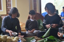 Con cháu Đại tướng Võ Nguyên Giáp quây quần gói bánh chưng bên mộ Người