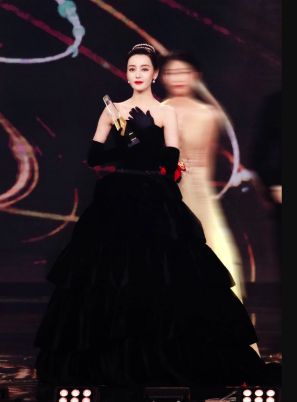 Thần thái sang chảnh và gợi cảm của Địch Lệ Nhiệt Ba - 14 Thần thái sang chảnh và gợi cảm của Địch Lệ Nhiệt Ba - 14