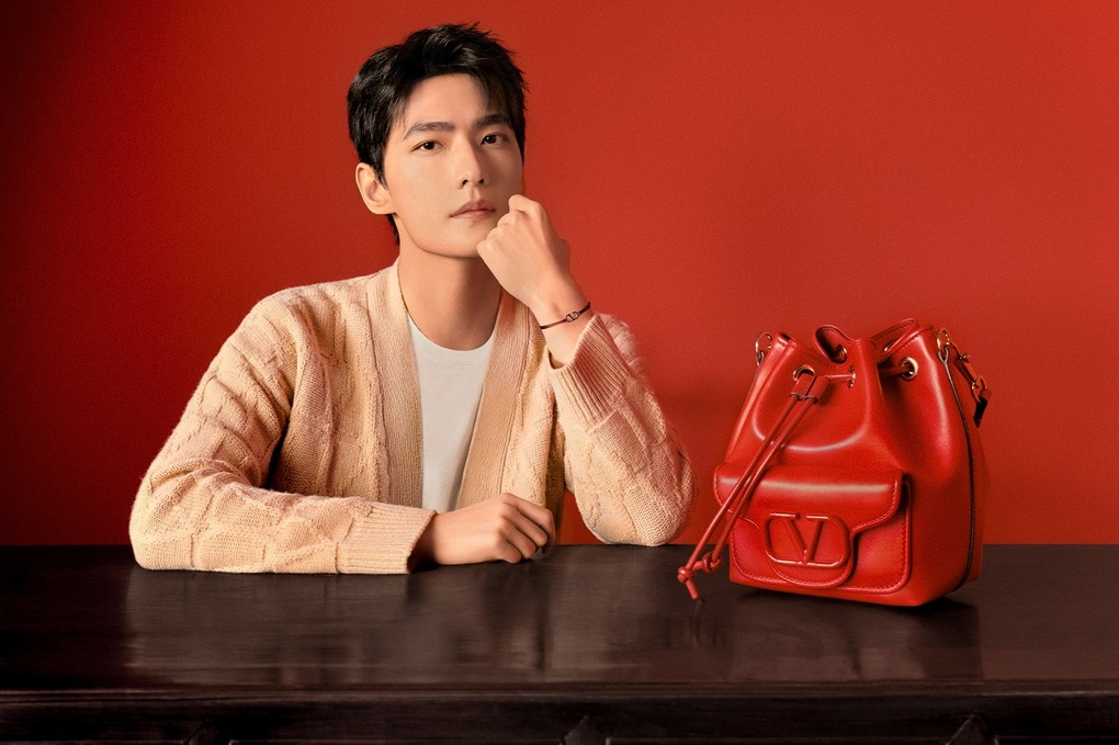 Sắc đỏ, họa tiết rồng đang đổ bộ thời trang cao cấp - 6