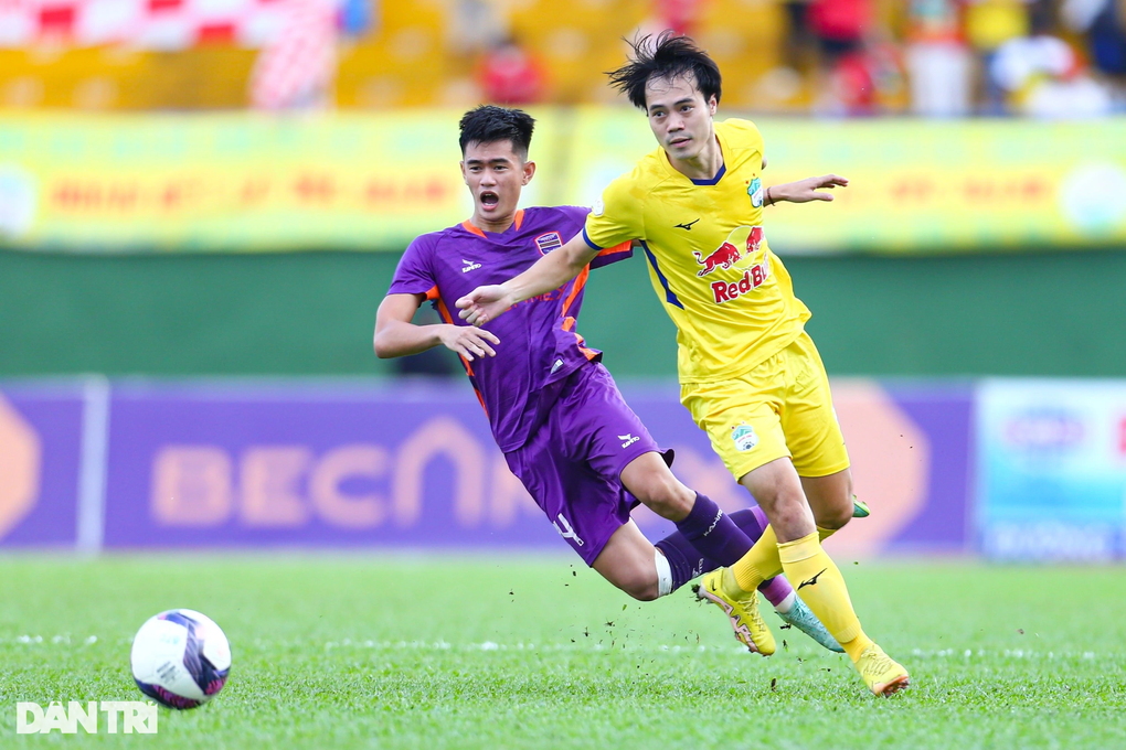 Tranh cãi Văn Toàn mất oan penalty: Trọng tài đã đúng - 1 Tranh cãi Văn Toàn mất oan penalty: Trọng tài đã đúng - 1