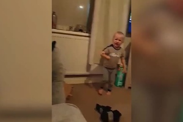 Trào lưu chơi khăm bá đạo của cha mẹ: Giả bôi phân lên người con chờ phản ứ