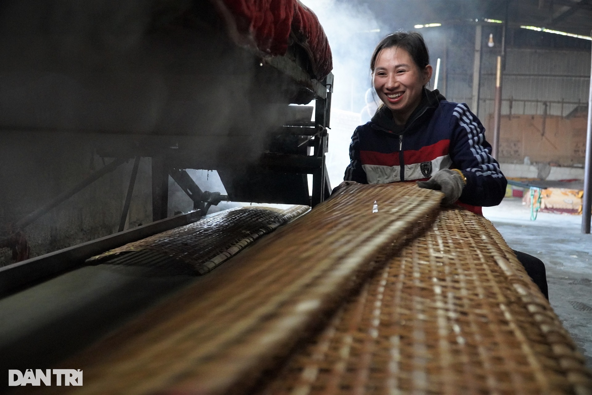 Cả làng tất bật đêm ngày làm hàng vạn chiếc bánh phục vụ Tết - 3 Cả làng tất bật đêm ngày làm hàng vạn chiếc bánh phục vụ Tết - 3