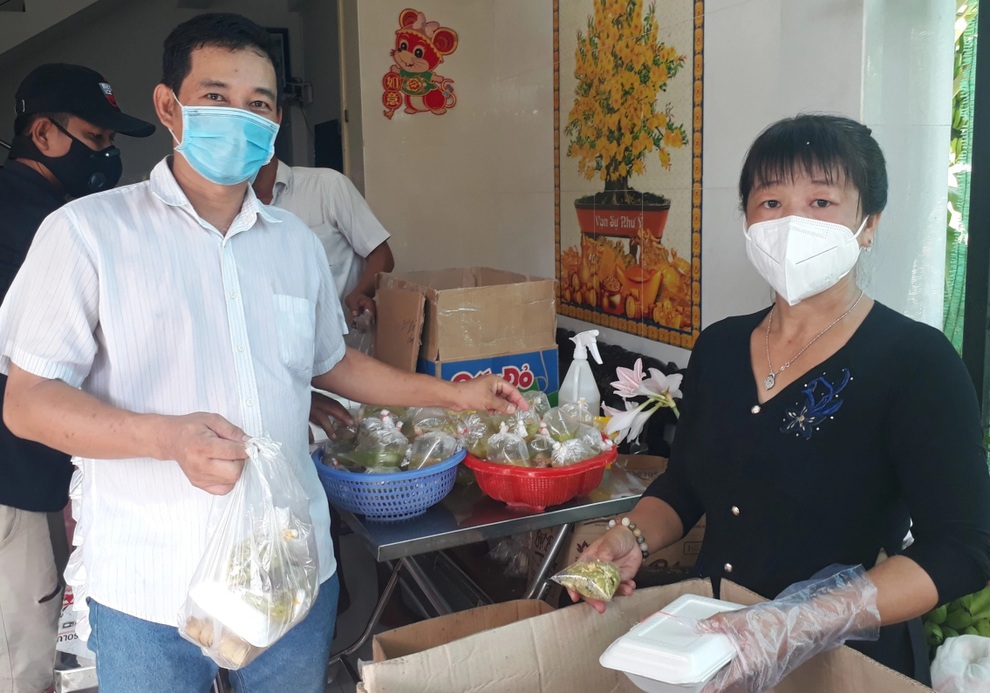 Vợ chồng đồng lòng nấu hàng ngàn suất cơm hỗ trợ người dân cách ly - 1 Vợ chồng đồng lòng nấu hàng ngàn suất cơm hỗ trợ người dân cách ly - 1