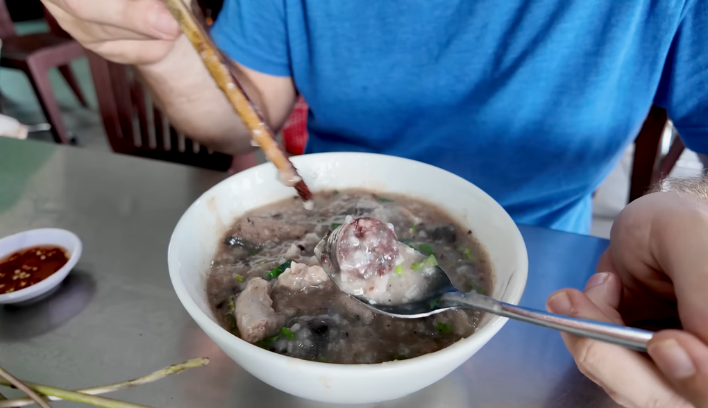 Thử món từng bị chê tệ nhất Việt Nam, đầu bếp Mỹ nói muốn ăn lần nữa - 2 Thử món từng bị chê tệ nhất Việt Nam, đầu bếp Mỹ nói muốn ăn lần nữa - 2
