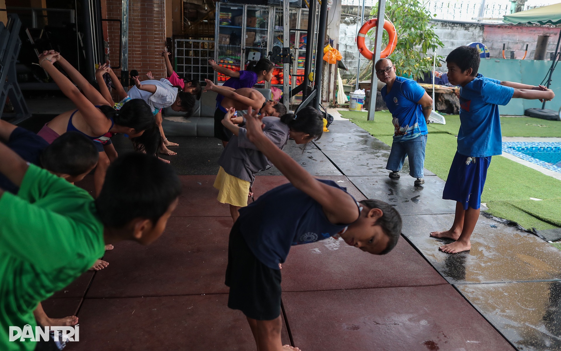 Người thầy không chân dạy bơi miễn phí cho trẻ mồ côi - 4 Người thầy không chân dạy bơi miễn phí cho trẻ mồ côi - 4