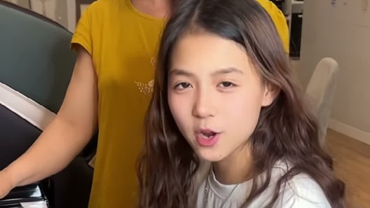 Aili Thục Phương cùng bà nội luyện hát "Em là mầm non của Đảng"