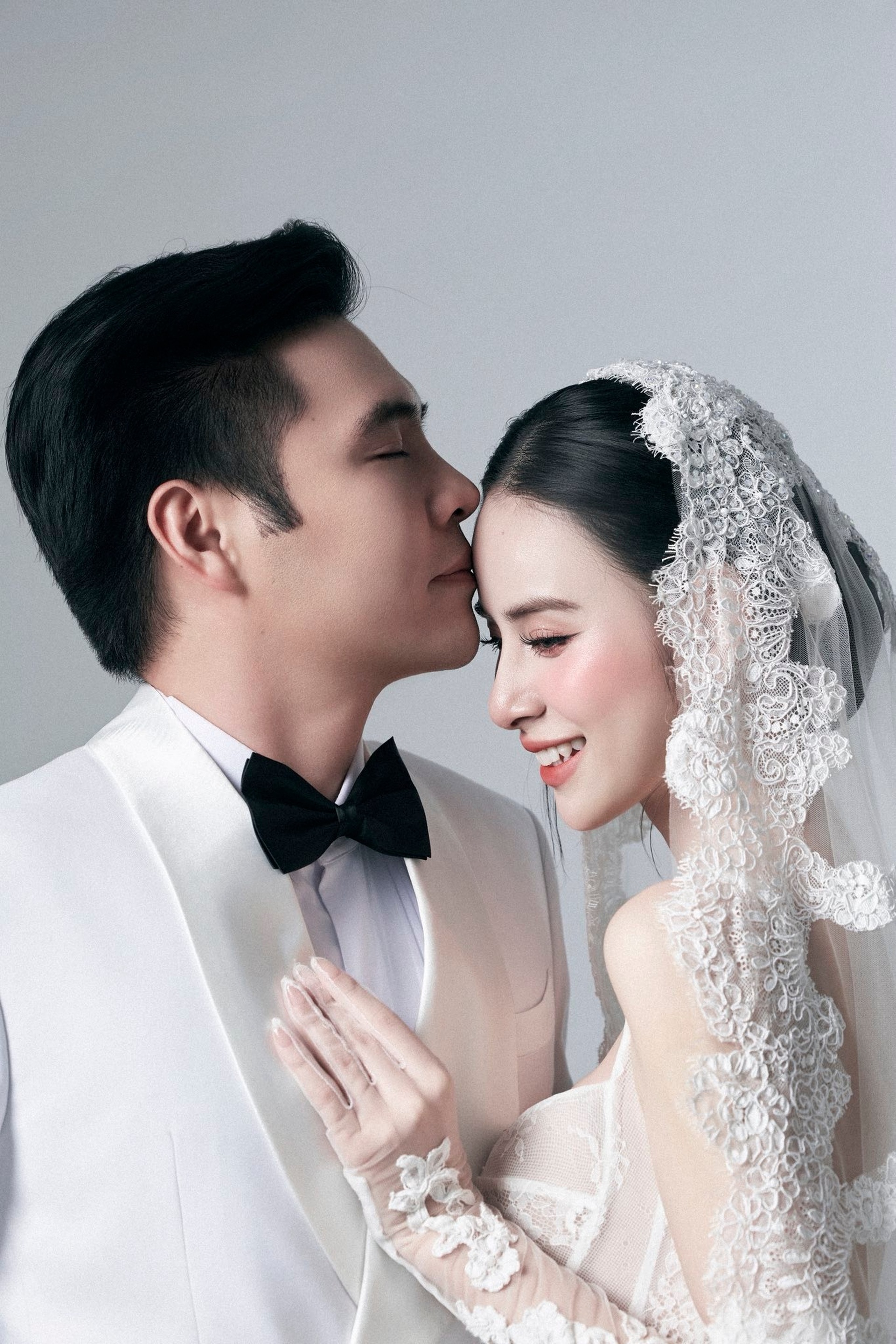 Hương Liên bật khóc bên chồng hơn 12 tuổi trong đám cưới hào môn xa hoa - 11 Hương Liên bật khóc bên chồng hơn 12 tuổi trong đám cưới hào môn xa hoa - 11