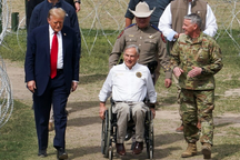 Cử tri Dân chủ lung lay trước "quân bài" nhập cư của ông Trump