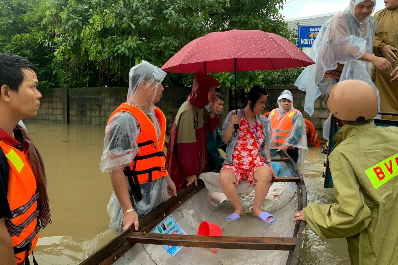 Công an Huế vượt lũ, dầm mưa đưa thai phụ đến bệnh viện sinh con - 1
