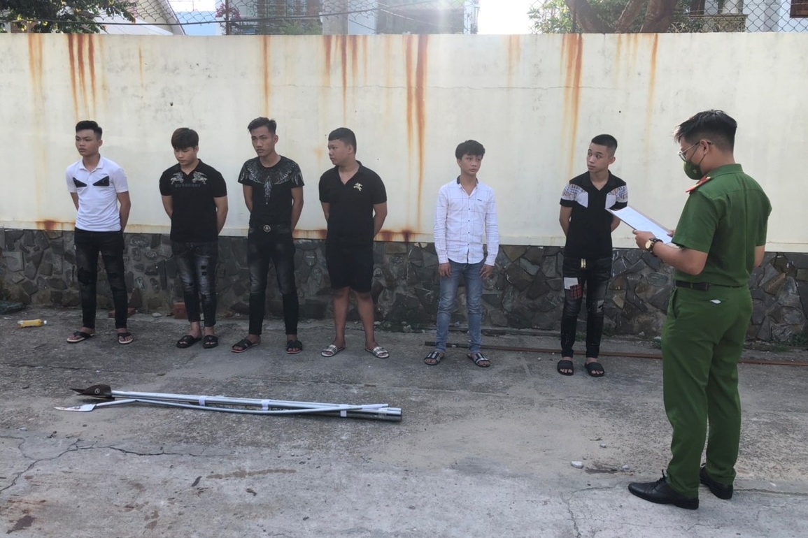 Mâu thuẫn trên mạng, 2 nhóm thanh thiếu niên mang bom xăng đi hỗn chiến - 1 Mâu thuẫn trên mạng, 2 nhóm thanh thiếu niên mang bom xăng đi hỗn chiến - 1