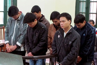 Nhóm sinh viên mua sim điện thoại để tiêu thụ tiền giả