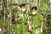 Người đàn ông treo cổ tử vong trước cổng ấp văn hóa