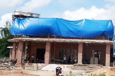 Sập sàn bê tông nhà tang lễ TP Tam Kỳ