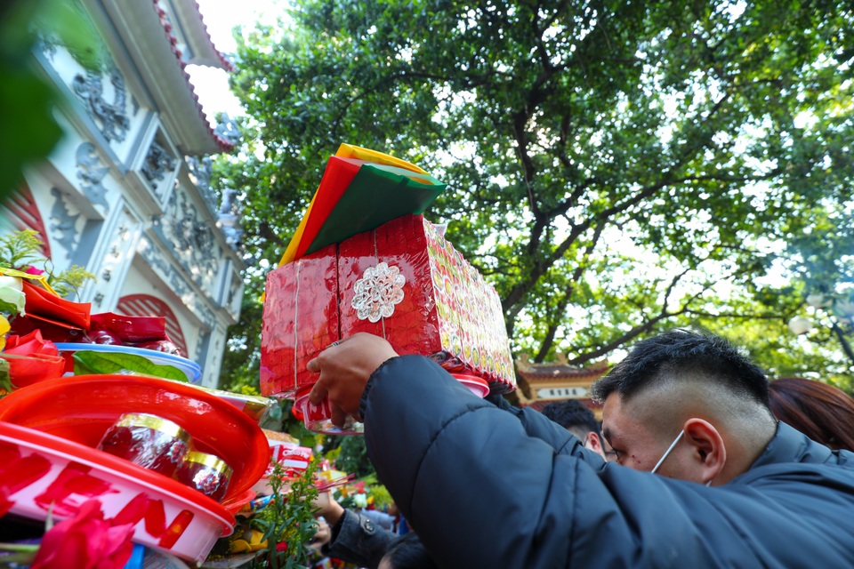 Hàng nghìn người đổ về Phủ Tây Hồ đi lễ - 8 Hàng nghìn người đổ về Phủ Tây Hồ đi lễ - 8