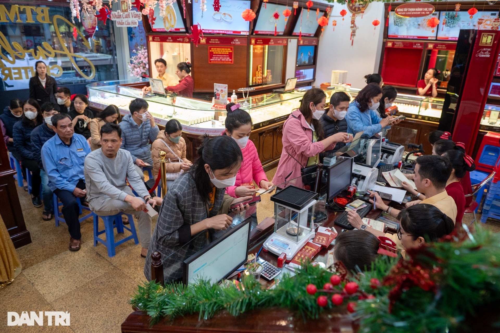 Chàng trai Hà Nội 13 năm cùng mẹ đi mua vàng ngày vía Thần Tài - 12 Chàng trai Hà Nội 13 năm cùng mẹ đi mua vàng ngày vía Thần Tài - 12