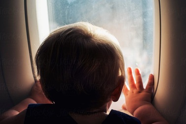 Người đàn ông nhường ghế hạng nhất cho người mẹ đưa con nhỏ đi xa chữa bệnh