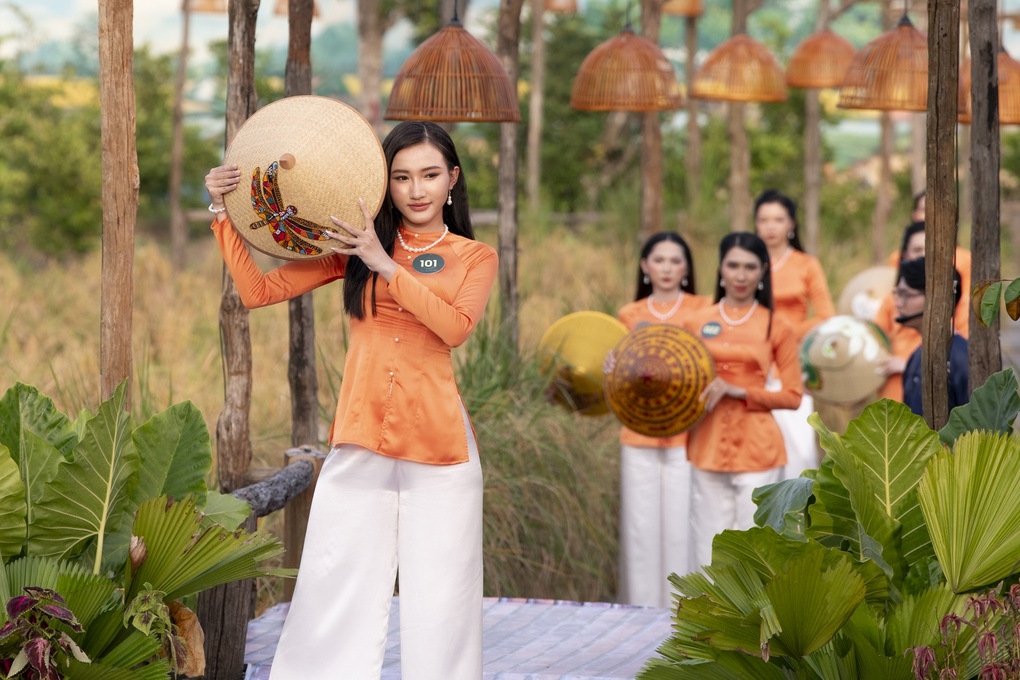 Bán kết Người đẹp Tây Đô: Thí sinh mặc áo bà ba, catwalk giữa đồng lúa - 3 Bán kết Người đẹp Tây Đô: Thí sinh mặc áo bà ba, catwalk giữa đồng lúa - 3