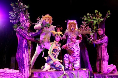 Nữ diễn viên xiếc biểu diễn với trăn khổng lồ phục vụ Tết Trung Thu