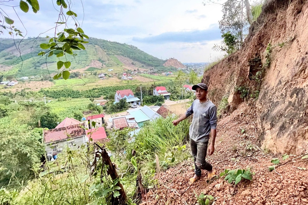 Đồi xuất hiện nhiều vết nứt, dân nơm nớp lo sạt lở khi mưa lớn - 1 Đồi xuất hiện nhiều vết nứt, dân nơm nớp lo sạt lở khi mưa lớn - 1