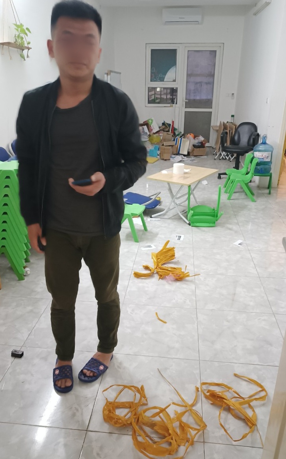 Hà Nội: Xác minh vụ 3 kẻ lạ mặt xông vào nhà xịt hơi cay, cướp điện thoại - 3 Hà Nội: Xác minh vụ 3 kẻ lạ mặt xông vào nhà xịt hơi cay, cướp điện thoại - 3