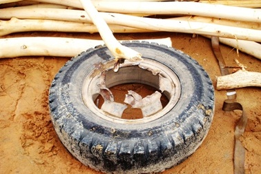 Xe tải “lộn nhào” giữa đường vì... rơi bánh