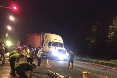 Vượt đèn đỏ, nam thanh niên tử vong khi đụng xe container