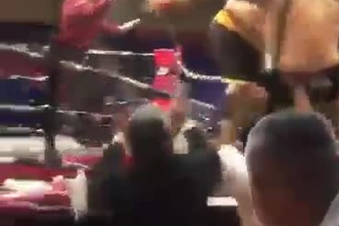 Hai võ sĩ đánh nhau đến sập đài.