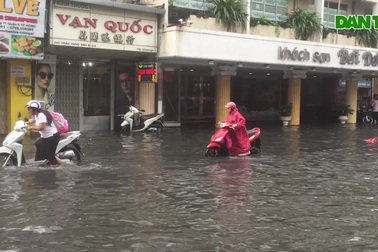 Hàng loạt tuyến đường ở Sài Gòn ngập nặng vì bể nắp cống