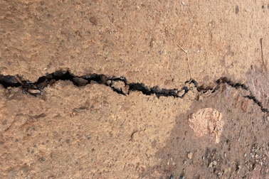 Đất nứt toác sau 2 tiếng nổ lớn: Vết nứt ngày càng lan rộng